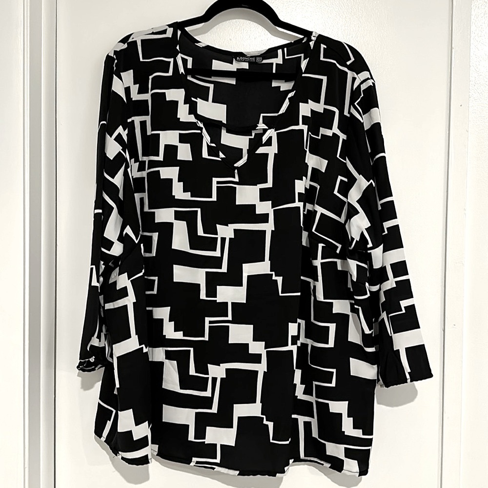 Bloomchic 22-24 Plus, V-neck Blouse Beautiful black w/white, very elegant!